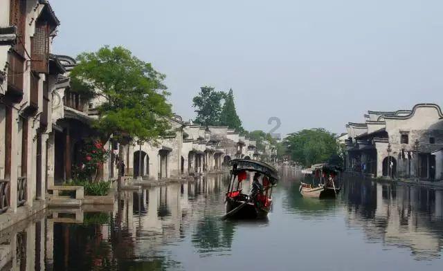 我让喜欢我的女生穿好看点，她不情愿，怎么让她听话点？